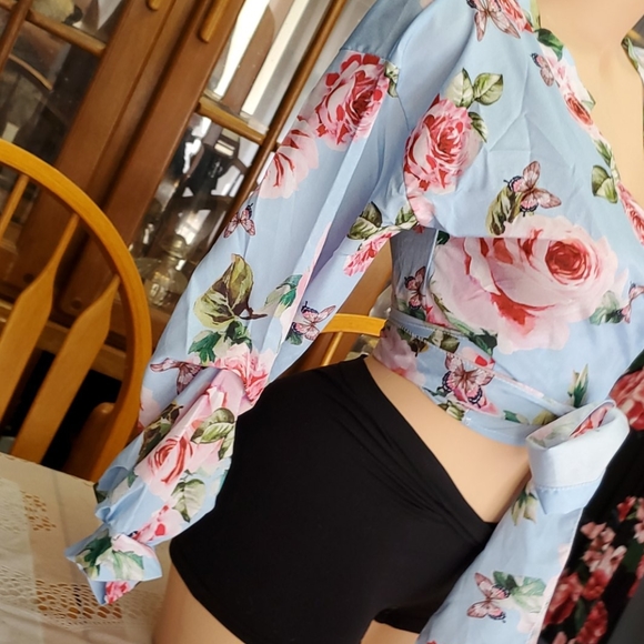 Stunning floral Wrap Top SUPER CUTE! IMPORTED - Picture 4 of 11